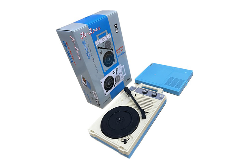 ポータブルレコードプレーヤー「GP-3-R」の復刻モデルにHMV別注カラー
