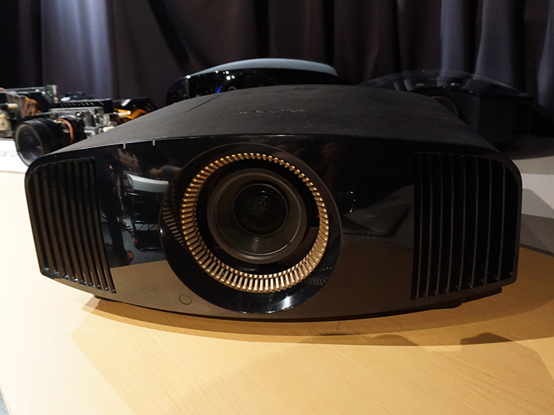 ソニー、HDR対応4Kプロジェクター「VPL-VW515」を10月に国内発売