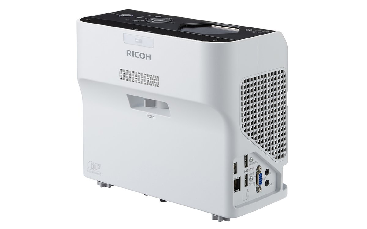 リコー、デスクトップ設置が可能な超短焦点プロジェクター「RICOH PJ