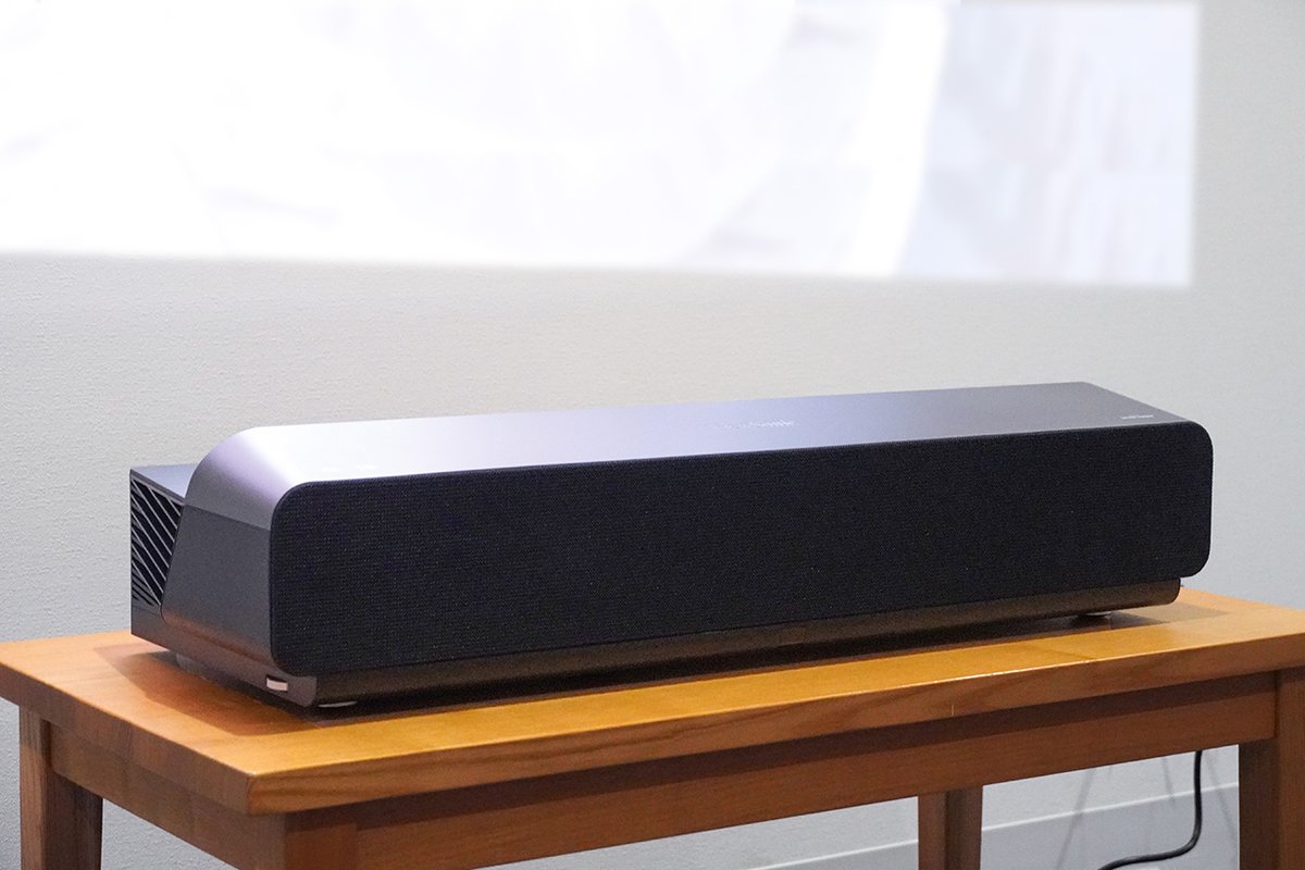 ビューソニックの超短焦点&サウンドバー一体プロジェクター「X1000-4K+