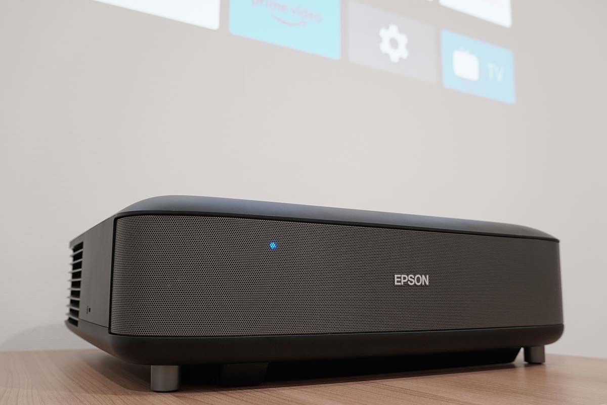 明るく色鮮やかで高画質」だからリビングに最適！エプソン超短焦点