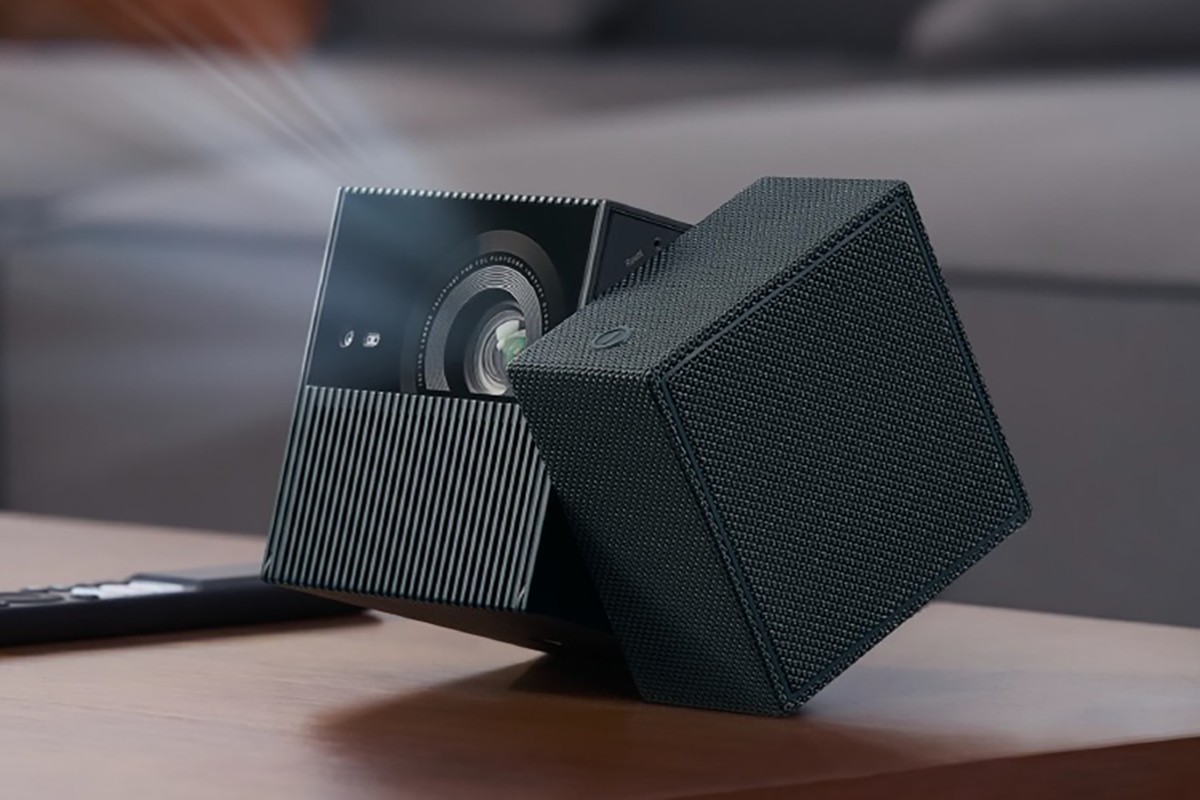 TCL、ひねって角度をつけられるキューブ型プロジェクター「PlayCube