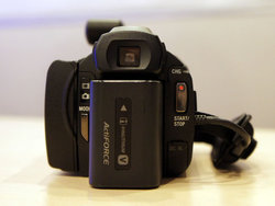 ソニー、独立型マイクやPJ内蔵の“ハンディカム”最上位「HDR-PJ790V