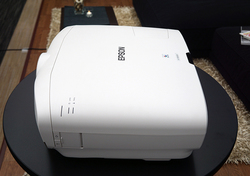 エプソン、4K/HDR対応で30万円台の液晶プロジェクター「EH-TW8300W