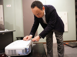 上位機との違いは？ BenQの高コスパプロジェクター「HT2050」実力