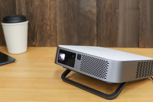 いま“家の中”で使いたいのが「ポータブルプロジェクター」！ビュー