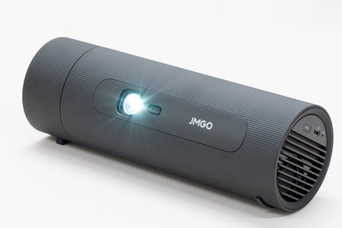 丁寧な画質と快適な設置性！ボトル型モバイルプロジェクターJMGO