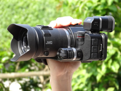 JVC「GC-P100」レビュー － 操作感も映像も“高揚”を感じさせてくれる