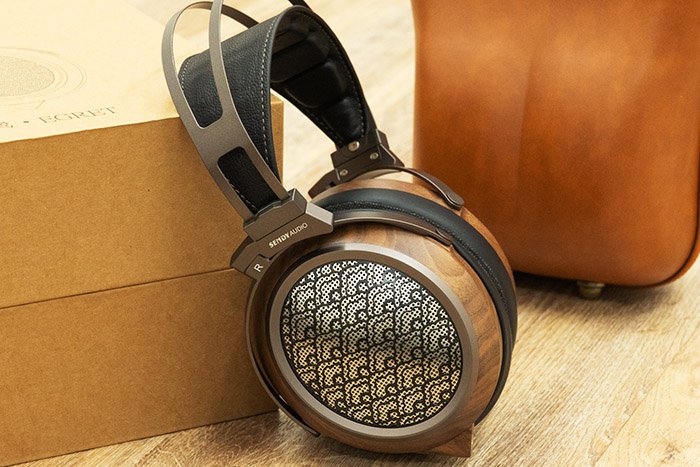 SSSS.GRIDMAN』×デノンのワイヤレスヘッドホン。六花やアカネ