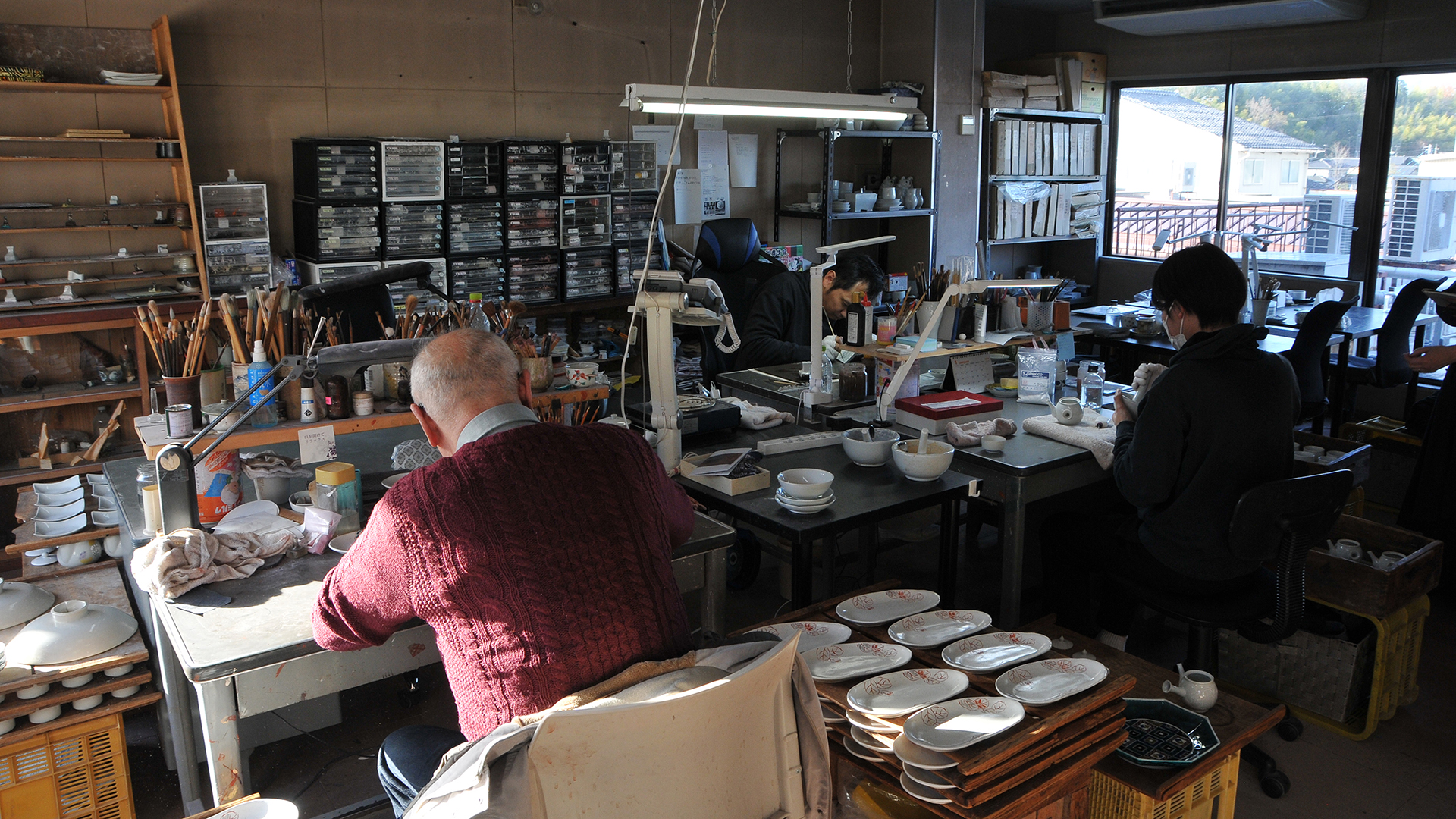 大胆かつ優美な文様を描く、九谷焼の「上絵付」 | かく、を創る | かく