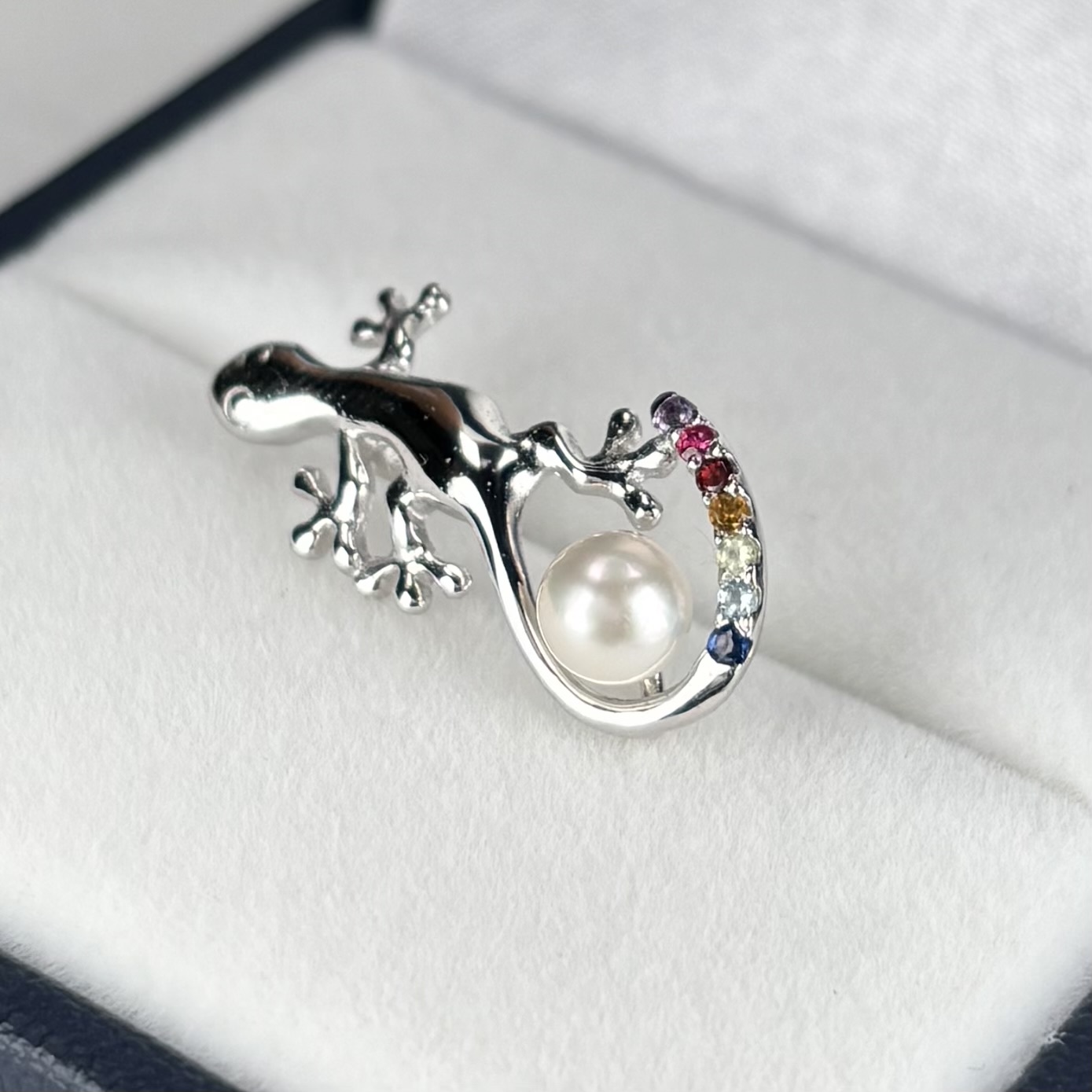 アコヤ真珠 ヤモリモチーフ パールタックブローチ 4-4.5mm ホワイト