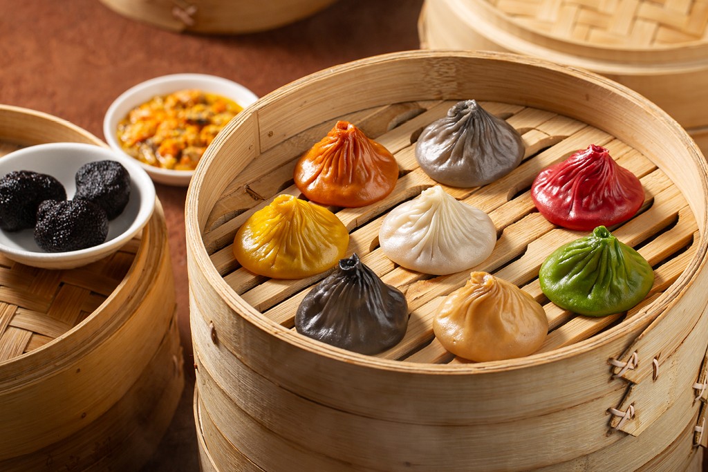 看板メニューは8色に輝く小籠包 シンガポール発の中華レストラン