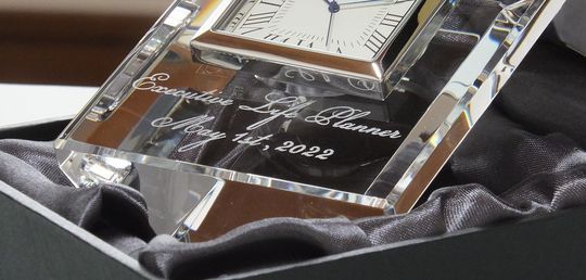 グラスワークスナルミの名入れ置き時計｜記念品ギフト