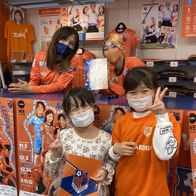 鮫島彩 選手、仲田歩夢 選手 クラブショップ「オレンジスクウェア1日