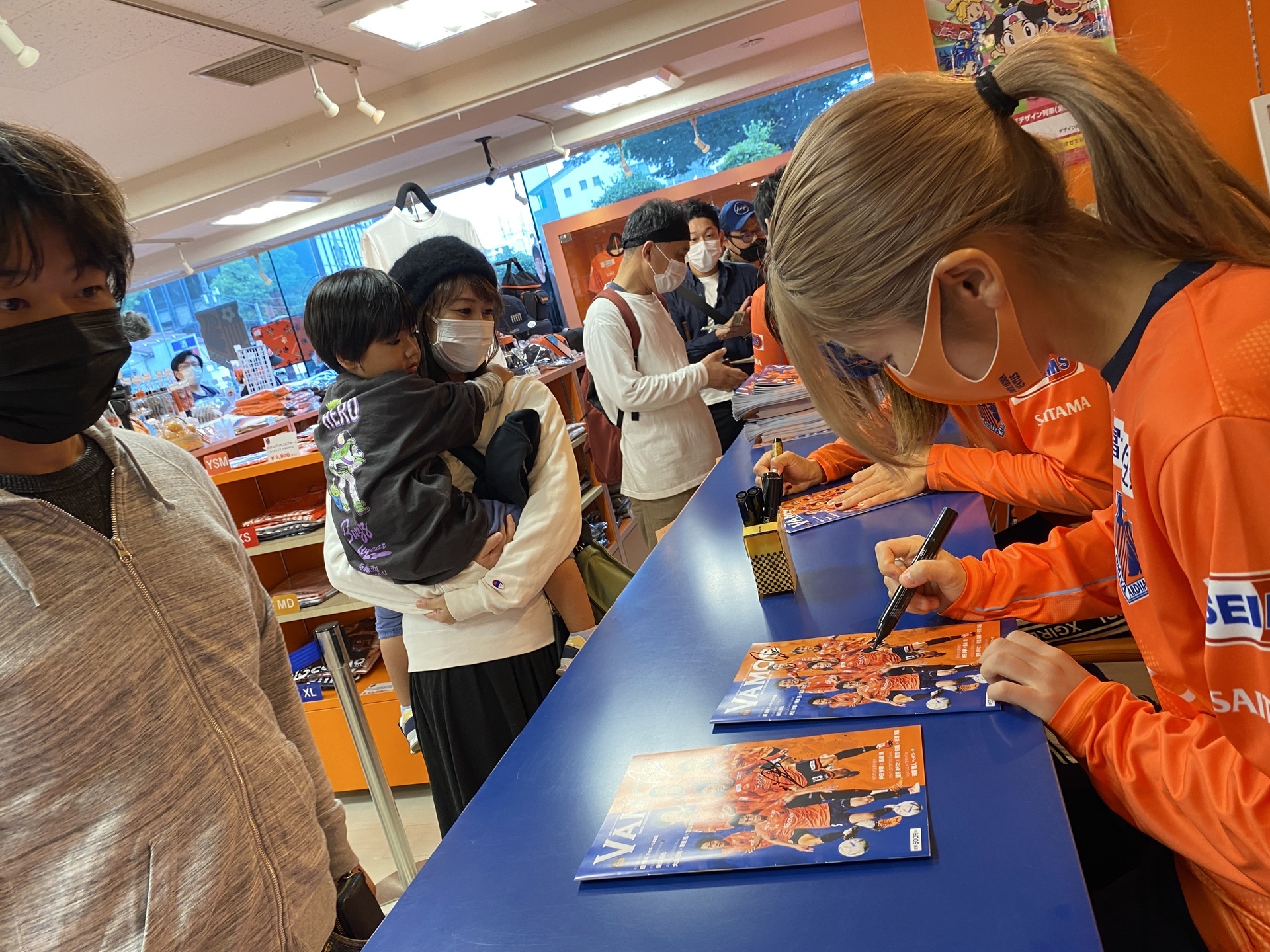 鮫島彩 選手、仲田歩夢 選手 クラブショップ「オレンジスクウェア1日