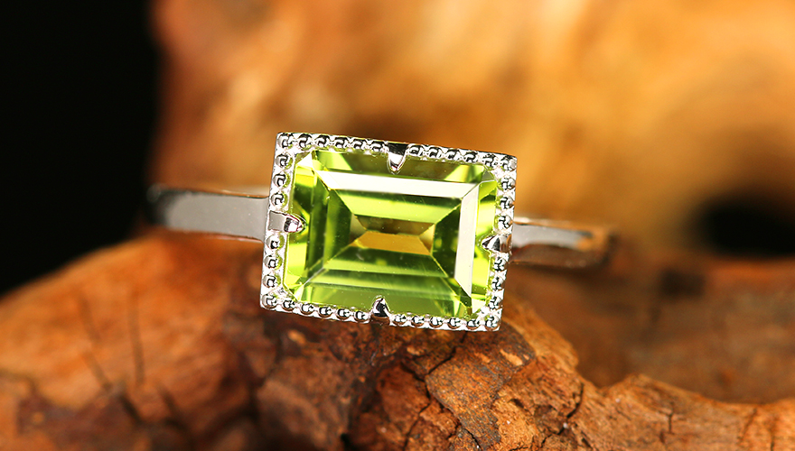 ペリドット 約1.5ct プラチナ リング(指輪)【品質保証書/宝石鑑別書