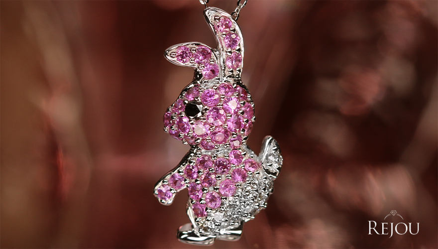 新作】ピンクサファイア（ウサギ） 0.4ct ブラックダイヤモンド