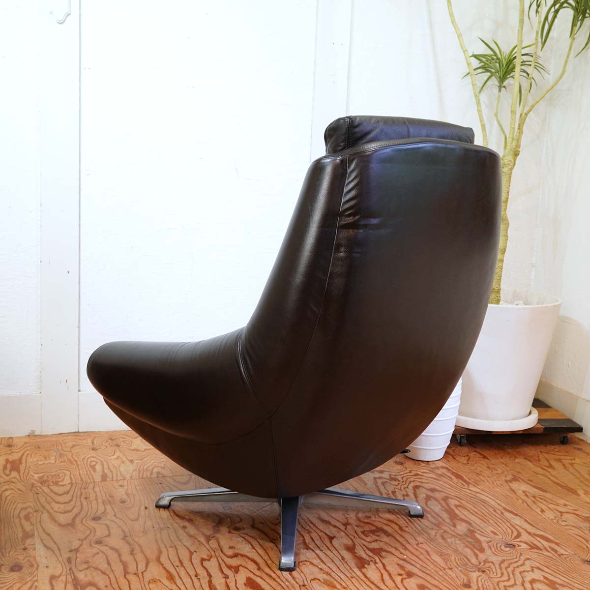 OVERMAN社 ラウンジチェア レザー 回転式 北欧 ブラック ミッド