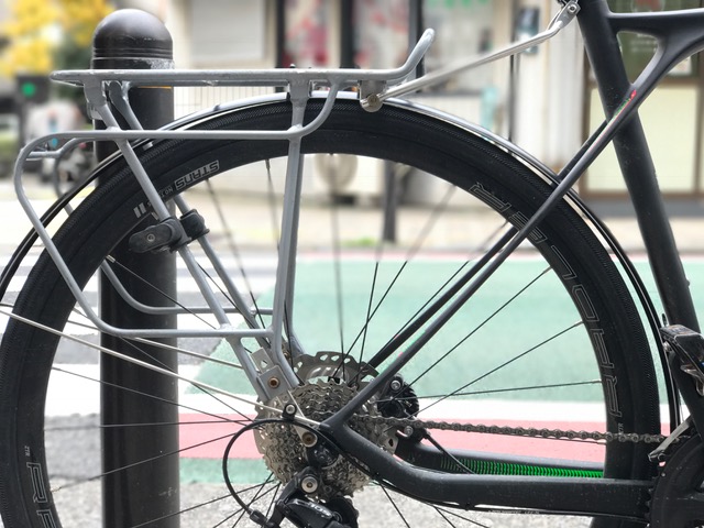 グレードカーボンにキャリアとフルフェンダーを取り付ける