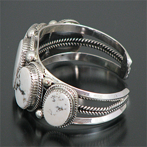 NAVAJO/ナバホ族 ホワイトバッファロー 5個付き バングル 【送料無料】