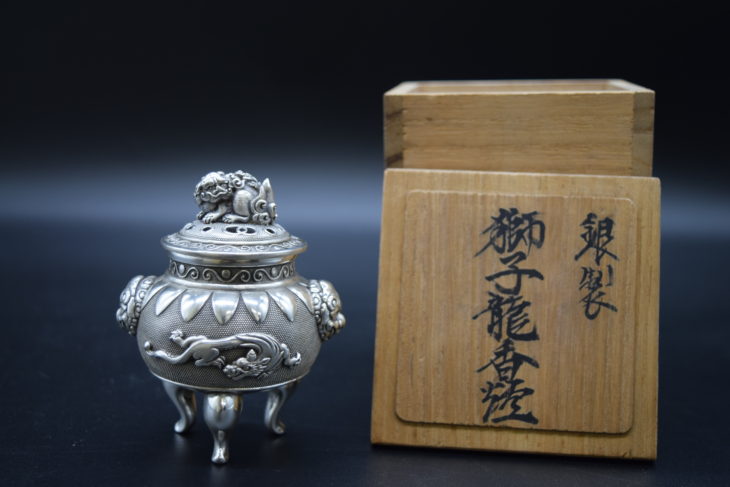 釘谷 洞石 作 『銀製 獅子龍香炉』 買取価格相場｜骨董品買取 緑和堂