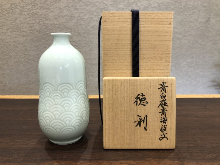 井上 萬二 作 『青白磁青海波文 徳利』 買取価格相場｜骨董品買取 緑和堂