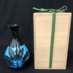 14代中里 太郎右衛門 作『唐津 藍模様二彩 掻落し葉文瓶』～東京都は北