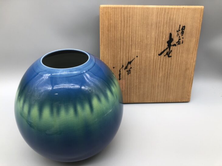 三代徳田八十吉 作『燿彩 壷』 ｜骨董品買取 緑和堂