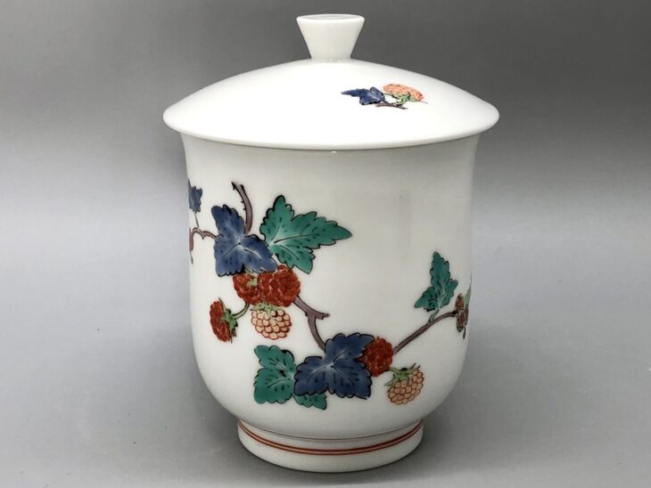 十四代酒井田柿右衛門 『濁手 苺文 湯呑』 ｜骨董品買取 緑和堂