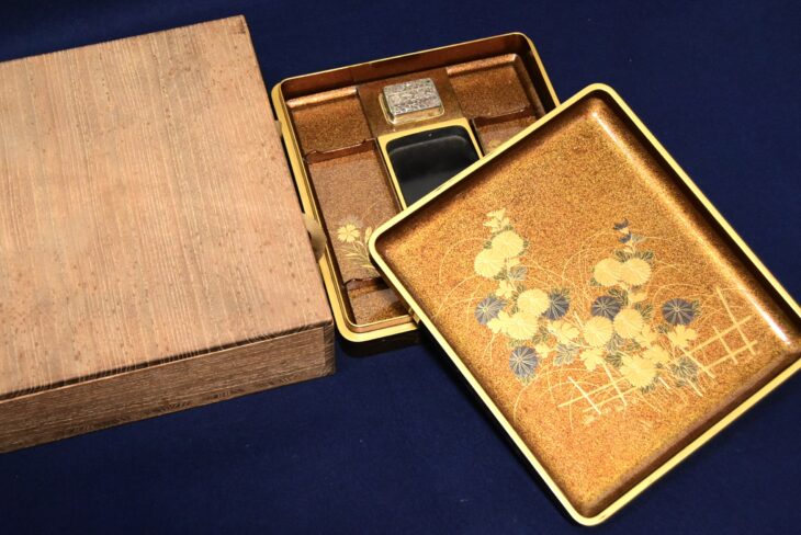 金梨地 菊蒔絵硯箱』 ｜骨董品買取 緑和堂