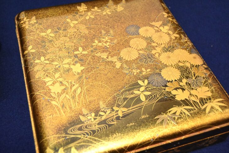 金梨地 菊蒔絵硯箱』 ｜骨董品買取 緑和堂