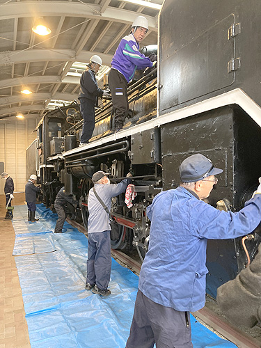 両丹日日新聞：新年に向け車体ピカピカ フクレル別館で清掃作業 福知山