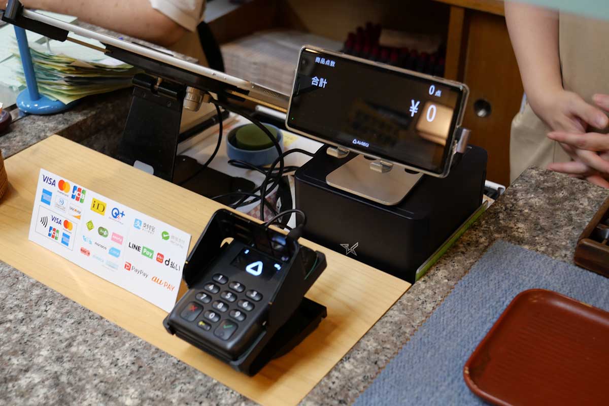 キャッシュレス化から2年半、決済を“お客様操作”に本格刷新【中小店舗