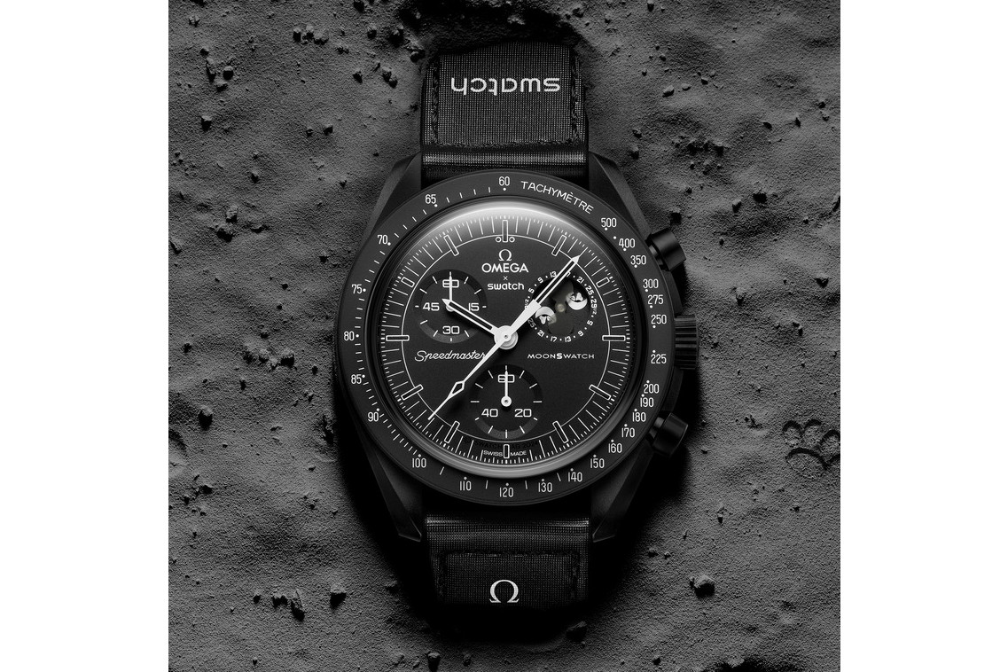 オメガ×スウォッチ、スヌーピー・ムーンフェイズにオールブラック追加