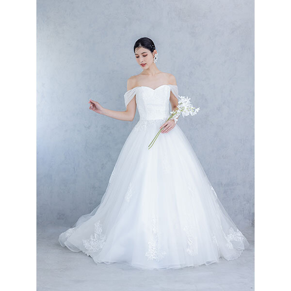 沖縄結婚式に映える人気ウェディングドレスを画像で紹介！ 似合う