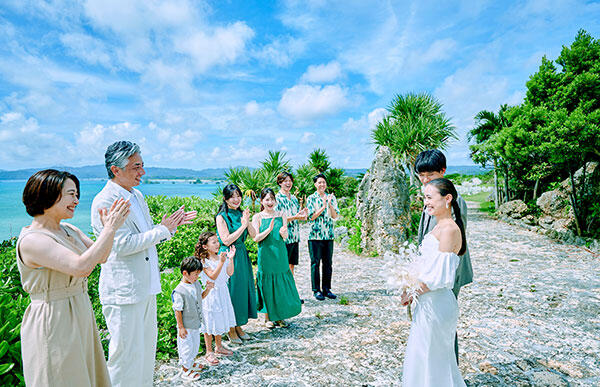 沖縄の結婚式に招待するのはゲストに迷惑？時期や旅費…安心して参列し
