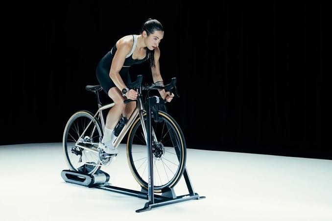 バイクのセットが最も簡単なスマートトレーナー登場！wahoo rollr