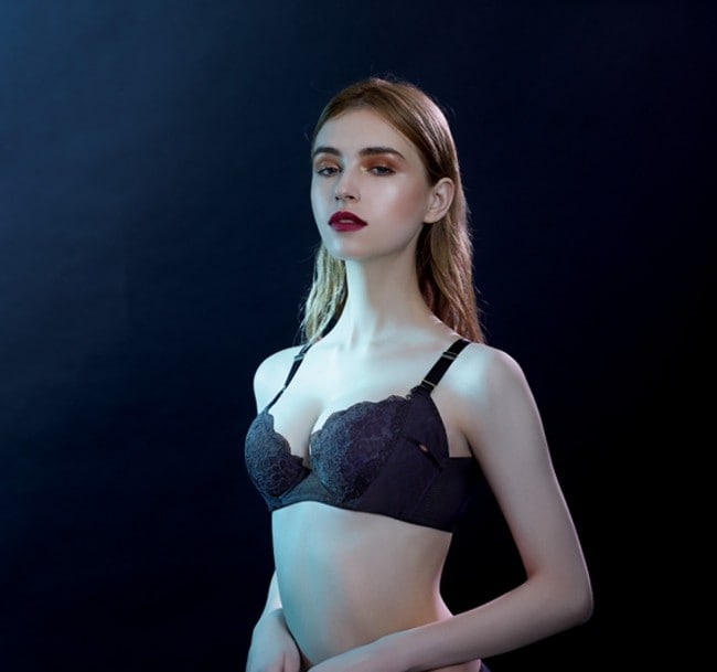 ワコール史上最高メイクの補整ランジェリー 脇高デザイン＆バスト位置