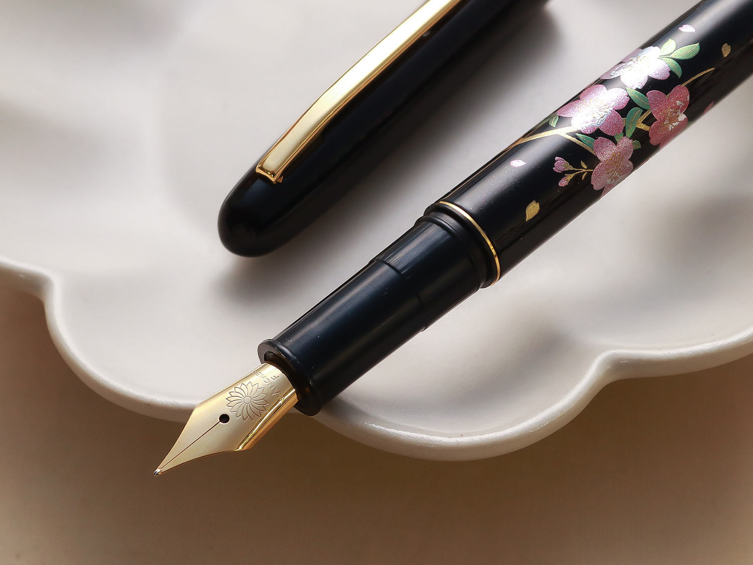 Kuretake Kindai Maki-e - Sakura Uta Fountain Pen | Wancher Pen