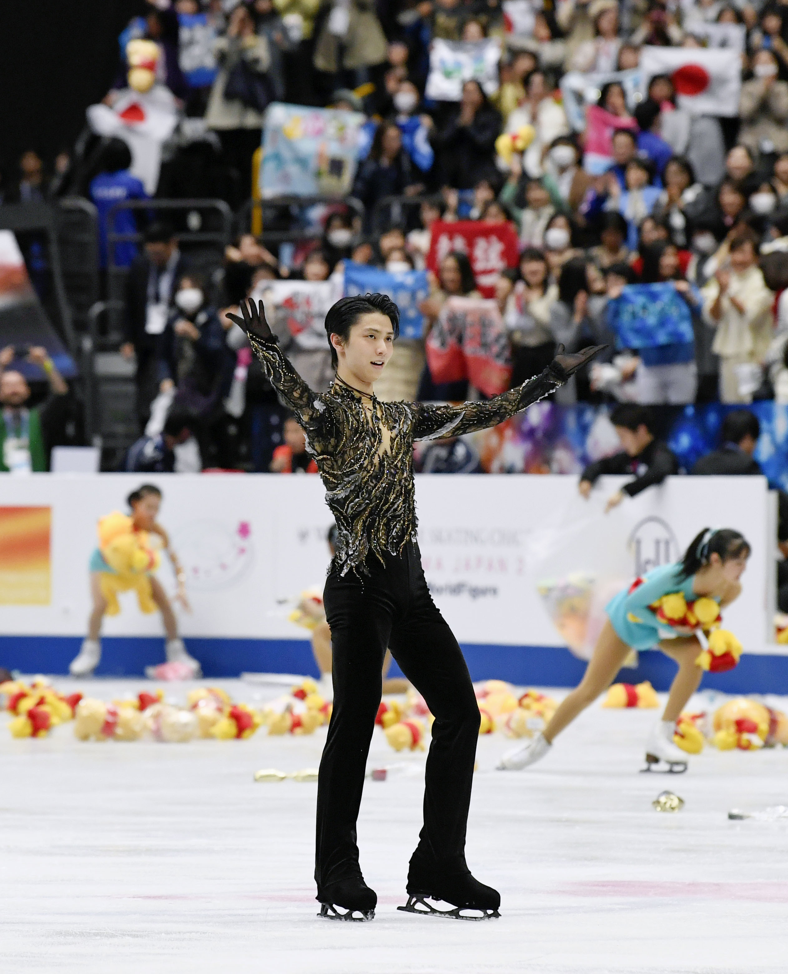 羽生結弦選手の直筆サイン入りフィギュアスケートシューズを展示