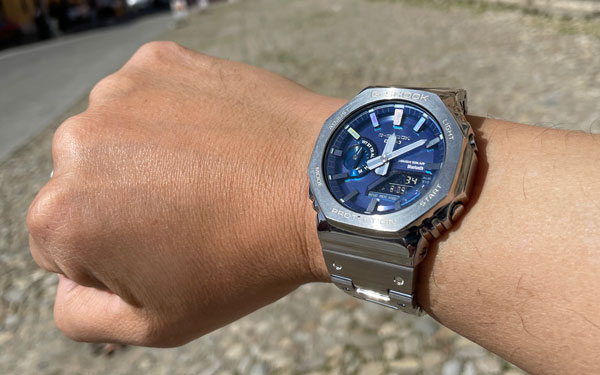 G-SHOCKの2024年最新作！ フルメタル「GM-B2100AD-2AJF」を着用