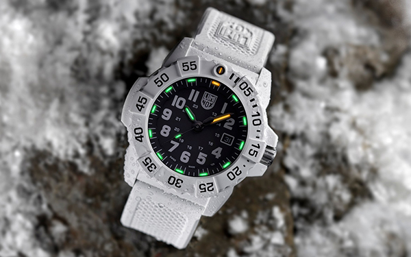 ルミノックス「ネイビーシール 3500」に真っ白な雪の中での任務を想定