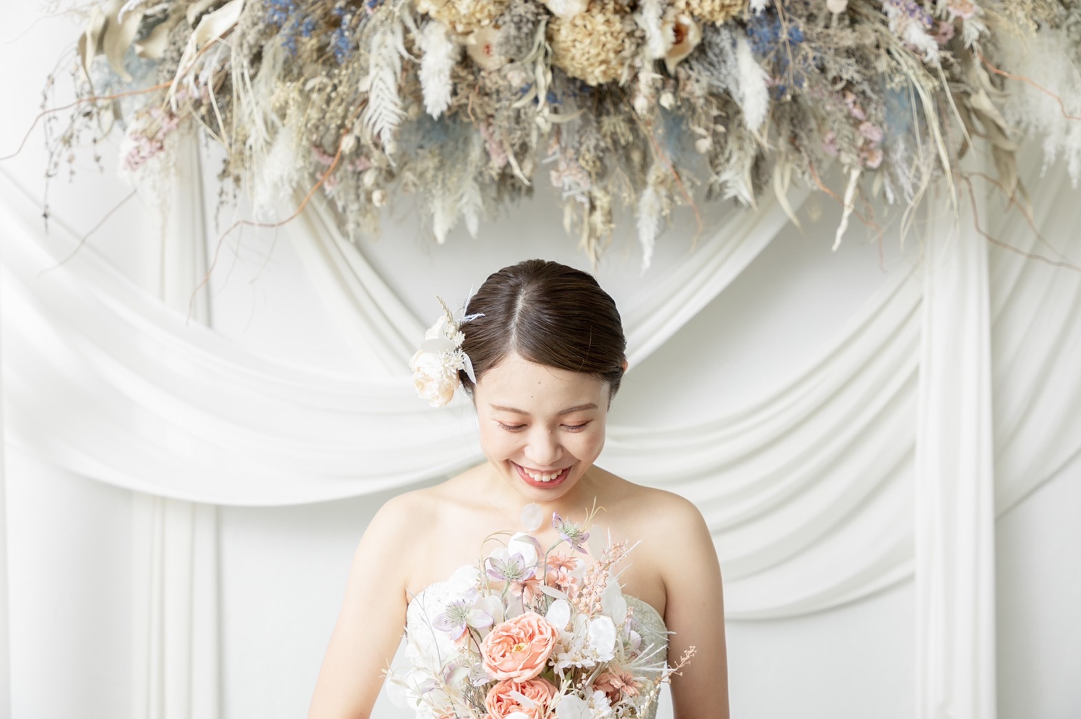 モデル撮影使用ブーケ】コーラルピンクのバラアームブーケ・ブートニア