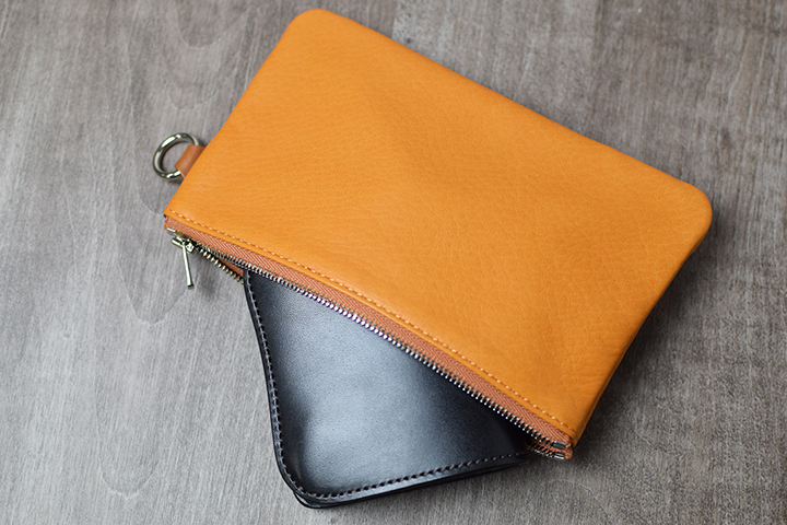 2つの特別な素材で製作したスクエア型ポーチ・FLAT（フラット