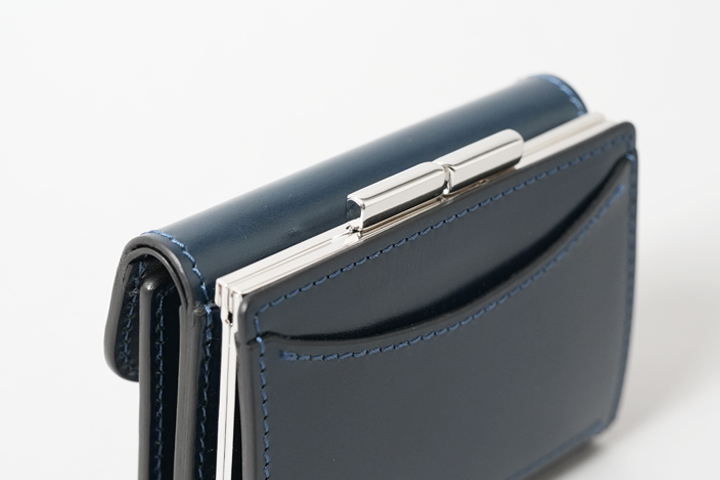 サドルプルアップを使用した がま口付き三つ折り財布・FERMOIRについて