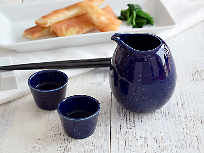 まるで星空のように美しいブルーの片口酒器。和食器、洋食器どちらにも