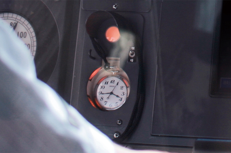 世界一正確な日本の鉄道網を支える運転士必携の懐中時計とは？ | 特集