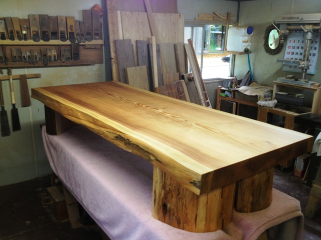 青森県佐藤様の杉一枚板座卓（丸太半割脚・総杉造り）、完成！ | 信州