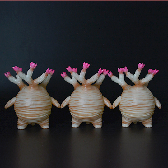 ソフビ製グラキリスちゃん (GID × Orange × Neon pink) | 多肉植物