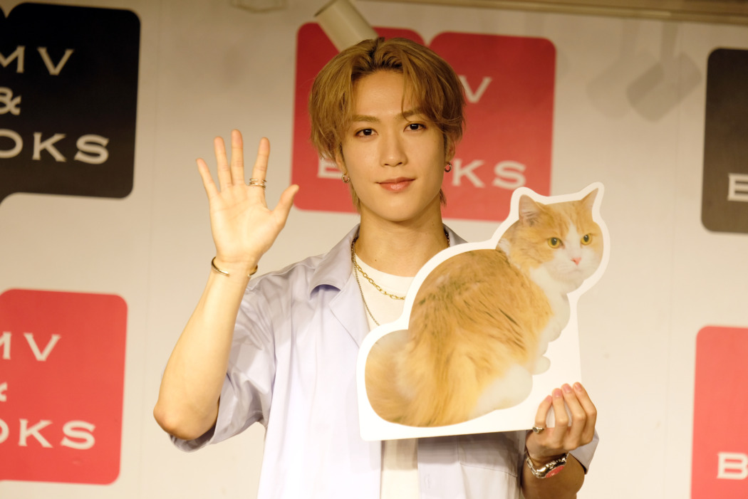 THE RAMPAGEの藤原樹、愛猫マースとフォトブック「ブラッシングは入念